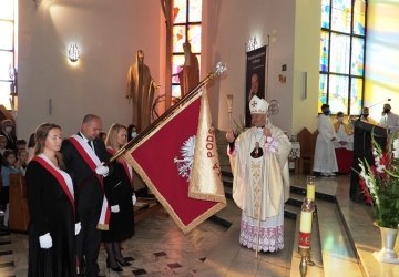 Poświęcenie nowego sztandaru szkoły