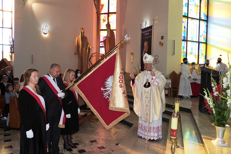 Poświęcenie nowego sztandaru szkoły