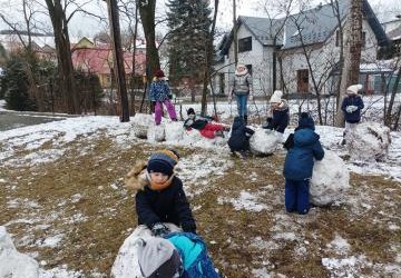 Zimowe zabawy przedszkolaków.