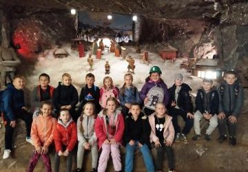 Klasy drugie na wycieczce autokarowej w Bochni