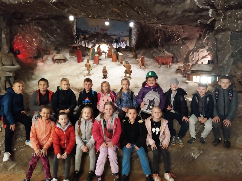 Klasy drugie na wycieczce autokarowej w Bochni