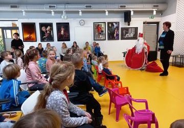 Przedszkolaki na świątecznym spotkaniu w Bibliotece Publicznej