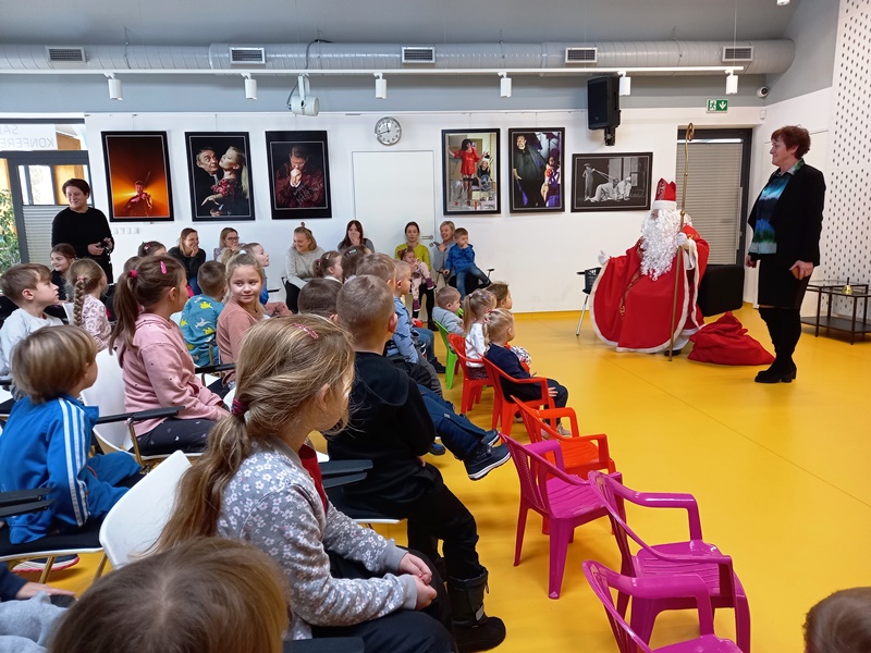 Przedszkolaki na świątecznym spotkaniu w Bibliotece Publicznej