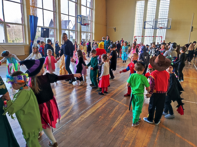 Zabawa karnawałowa dzieci z klas 0-III