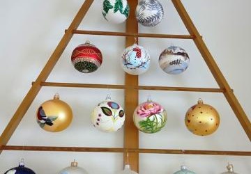 Uczniowie klasy II w Fabryce Ozdób Choinkowych