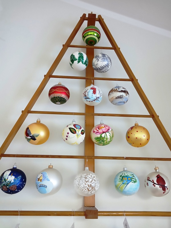 Uczniowie klasy II w Fabryce Ozdób Choinkowych