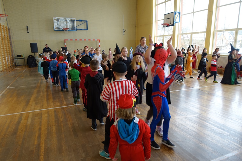 Zabawa karnawałowa klas młodszych