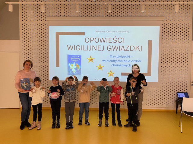 Warsztatach robienia ozdób choinkowych w Bibliotece Publicznej