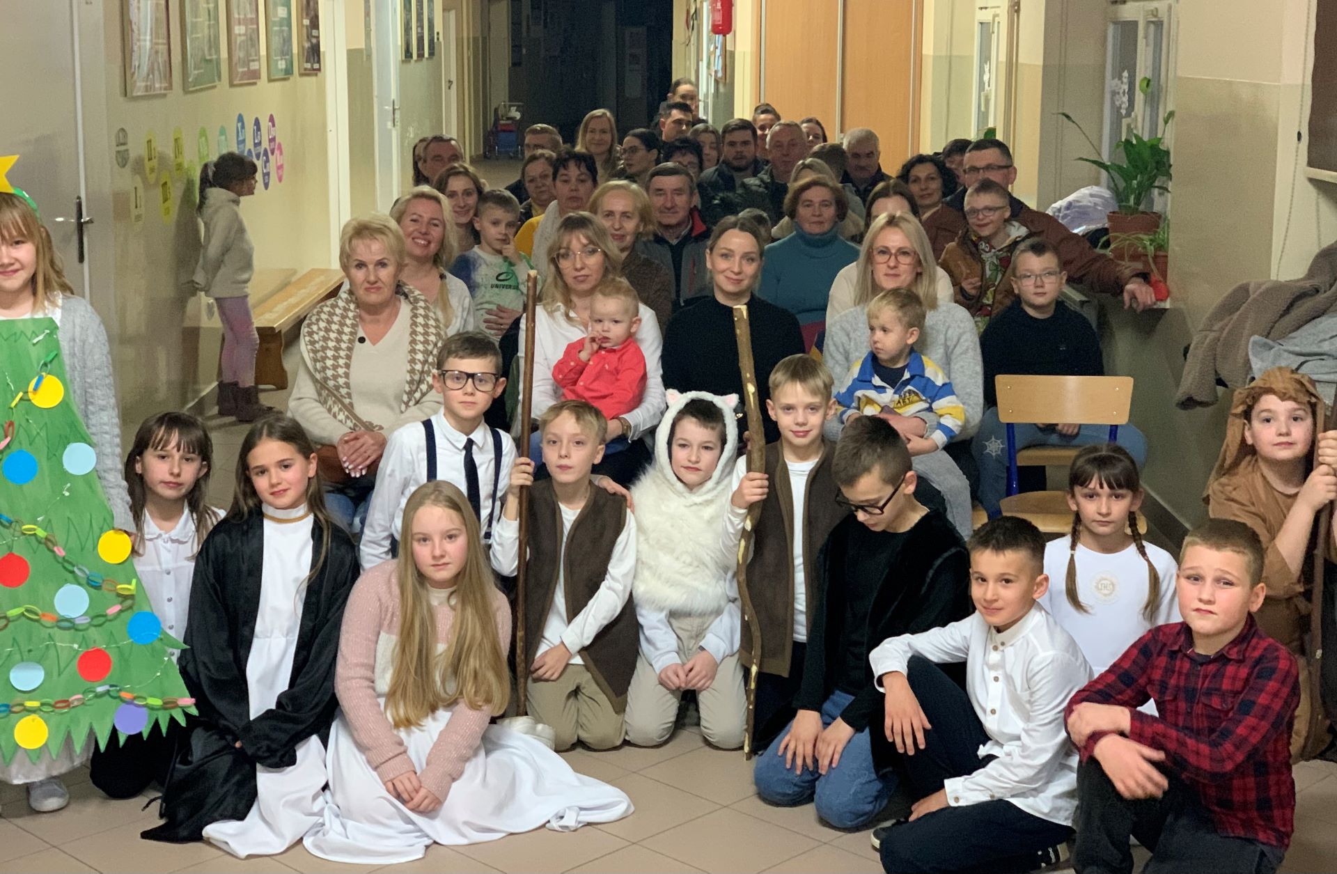 „Tajemniczy Przybysz” – występ ucz. kl. 3a dla rodziców i społeczności lokalnej.