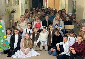 „Tajemniczy Przybysz” – występ ucz. kl. 3a dla rodziców i społeczności lokalnej.