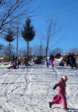 Zabawy na śniegu – radość i bezpieczeństwo podczas ferii zimowych