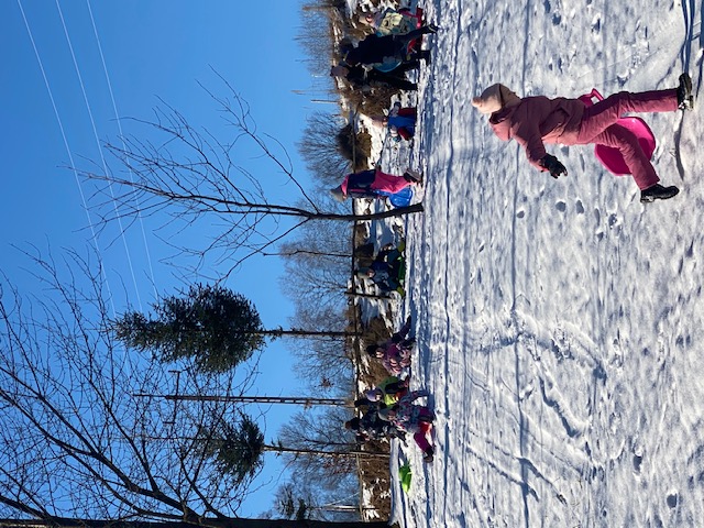 Zabawy na śniegu – radość i bezpieczeństwo podczas ferii zimowych
