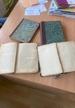 ,,Nie trzeba wielkich mieć bibliotek, by przyjacielem książek zostać”