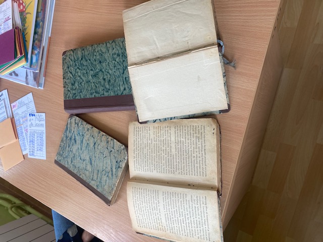 ,,Nie trzeba wielkich mieć bibliotek, by przyjacielem książek zostać”