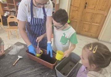 Maluchy sadzą rośliny!