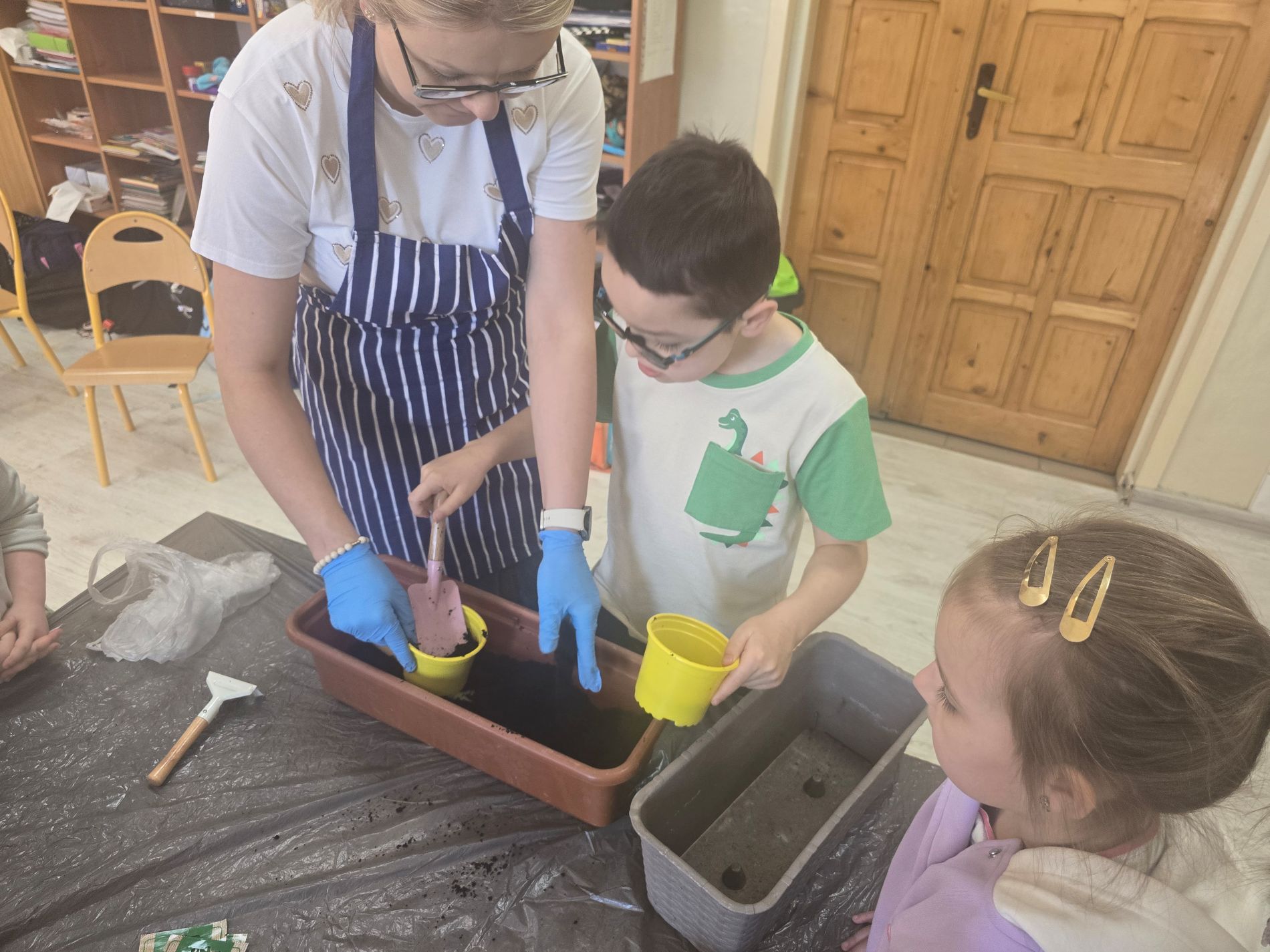 Maluchy sadzą rośliny!