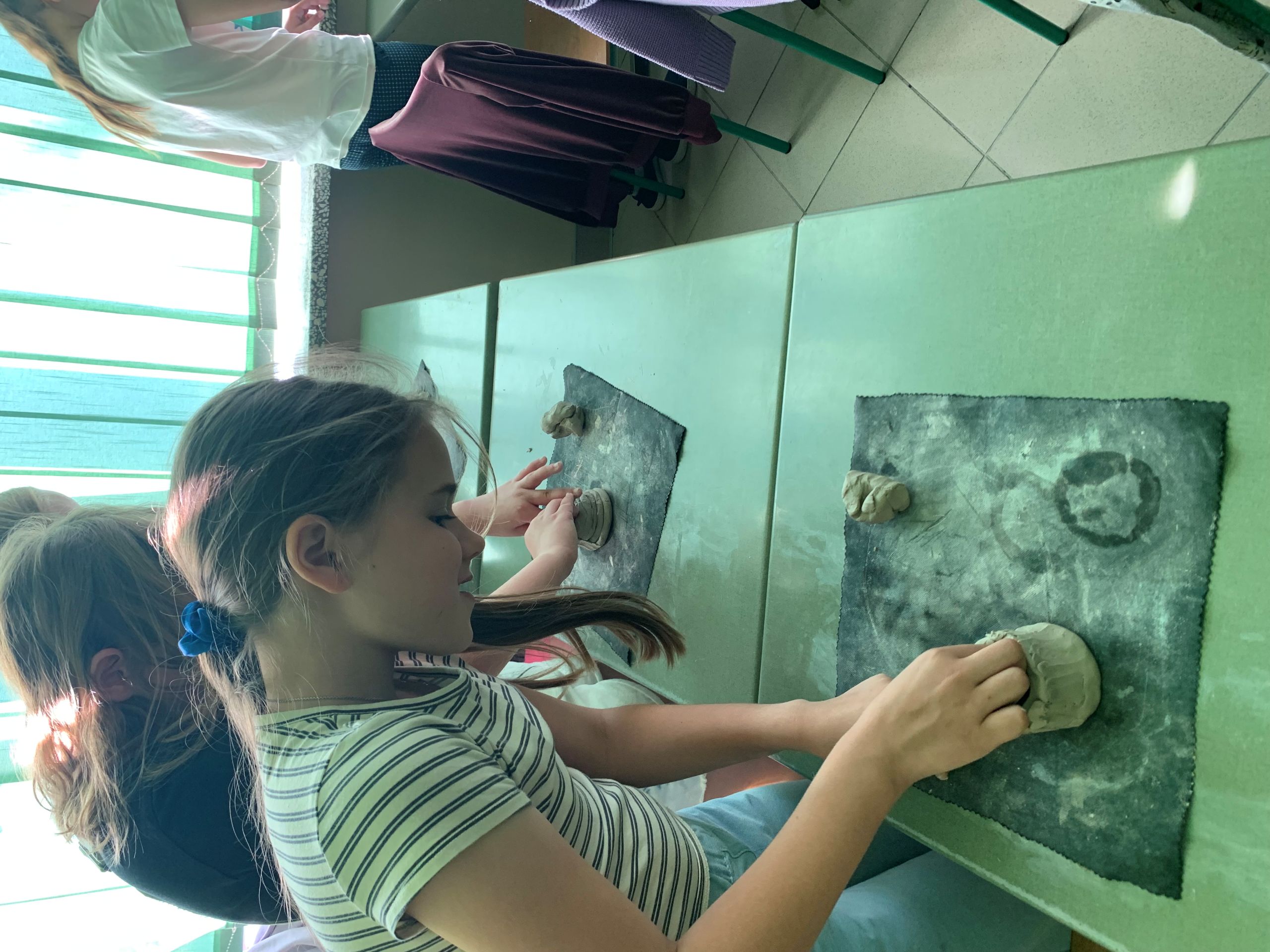 Spotkanie ze sztuką – warsztaty ceramiczne w kl. 3a