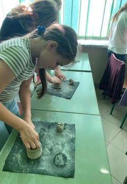 Spotkanie ze sztuką – warsztaty ceramiczne w kl. 3a