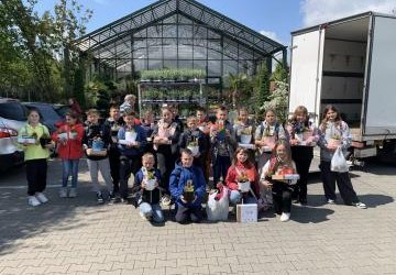 Trzecioklasiści na warsztatach ogrodniczych w Centrum Ogrodniczym Hebe