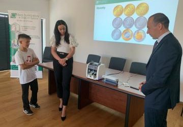 Uczniowie kl. 3a z wizytą w banku.