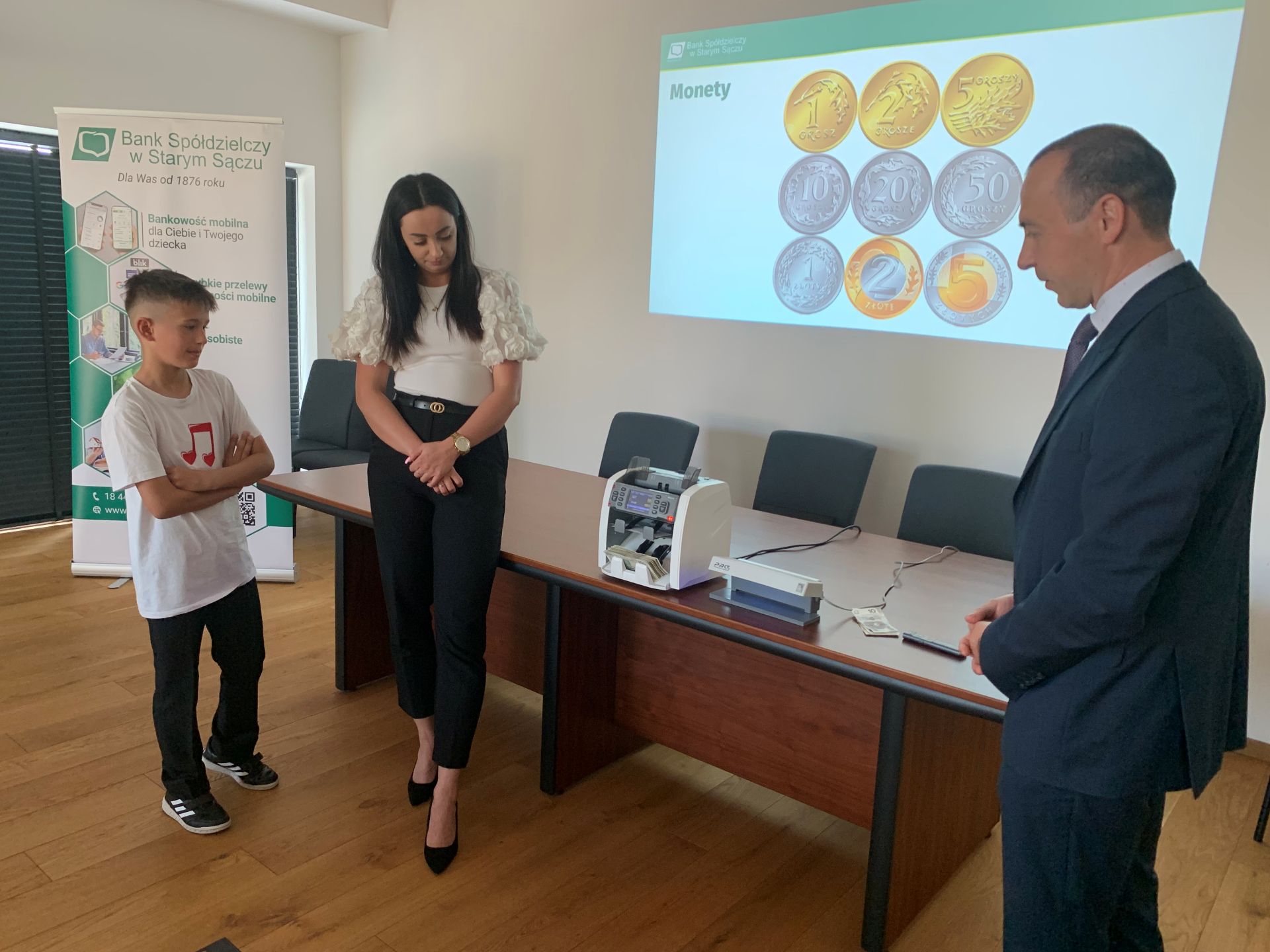 Uczniowie kl. 3a z wizytą w banku.