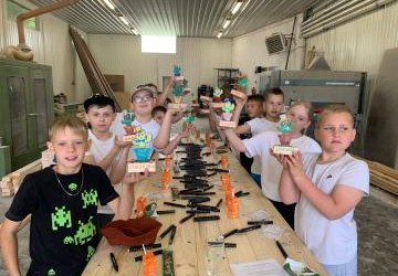 Jak powstaje deska w tartaku ? Klasa 3a odkrywa świat drewna.