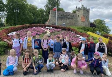 Uczniowie edukacji wczesnoszkolnej na wycieczce w kinie.