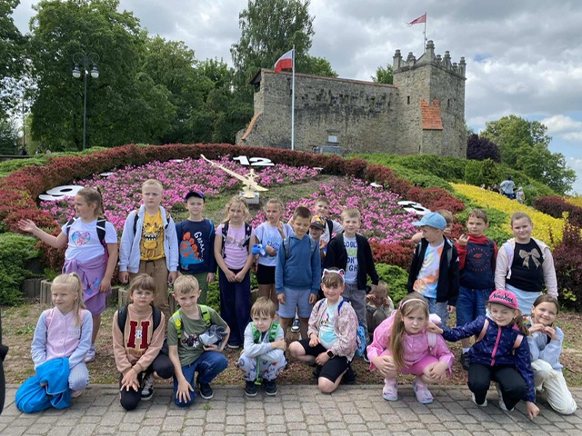 Uczniowie edukacji wczesnoszkolnej na wycieczce w kinie.