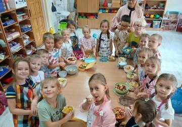 Sałatka owocowa w zerówce – zdrowo, kolorowo i z uśmiechem!