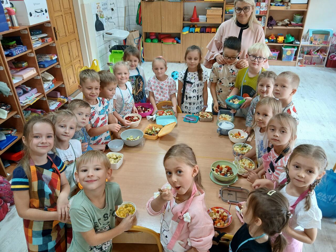 Sałatka owocowa w zerówce – zdrowo, kolorowo i z uśmiechem!